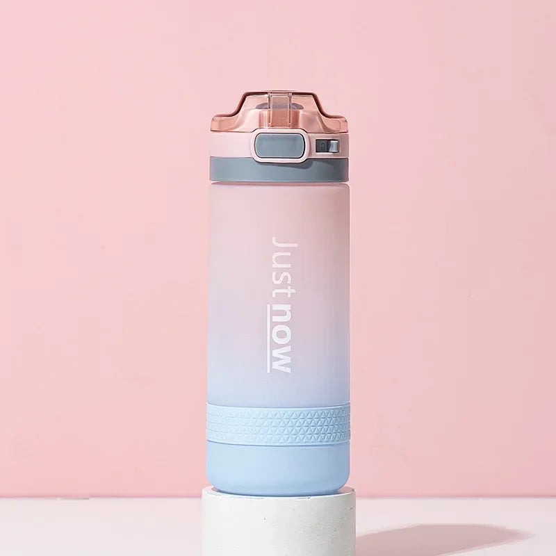 Une Bouteille d'Eau avec Paille bleu