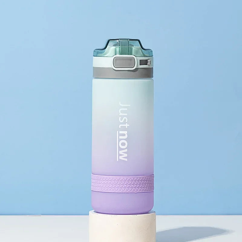 Une Bouteille d'Eau de sport avec Paille violet
