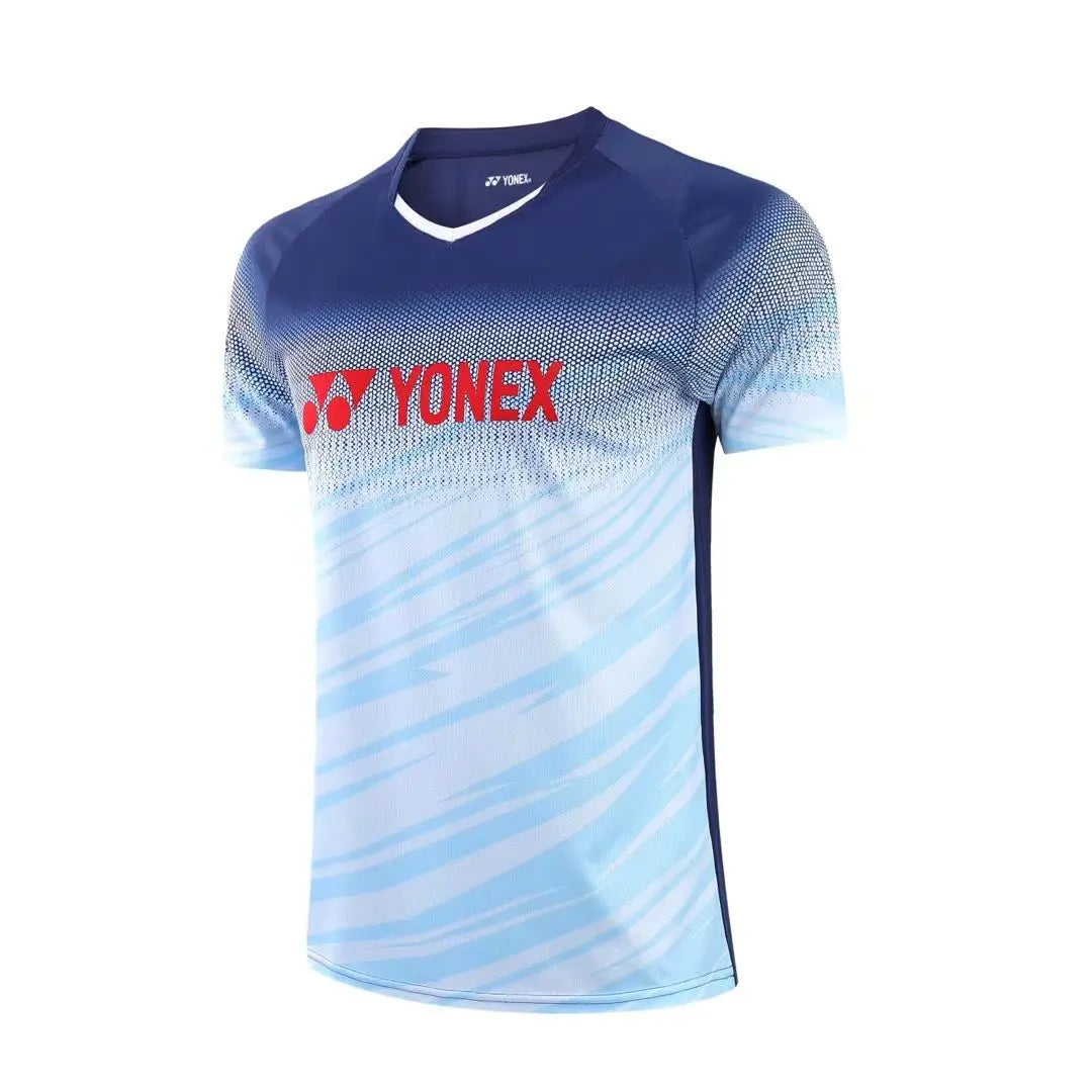 Un chandail bleu avec logo rouge de Yonex
