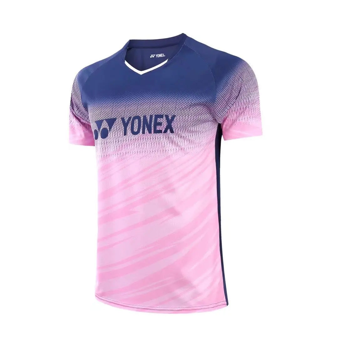 Un chandail rose avec logo bleu de Yonex