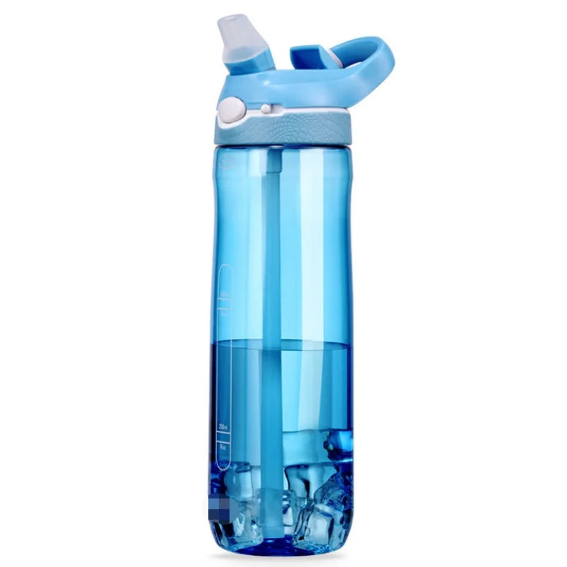 une Bouteille d'Eau bleu avec paille