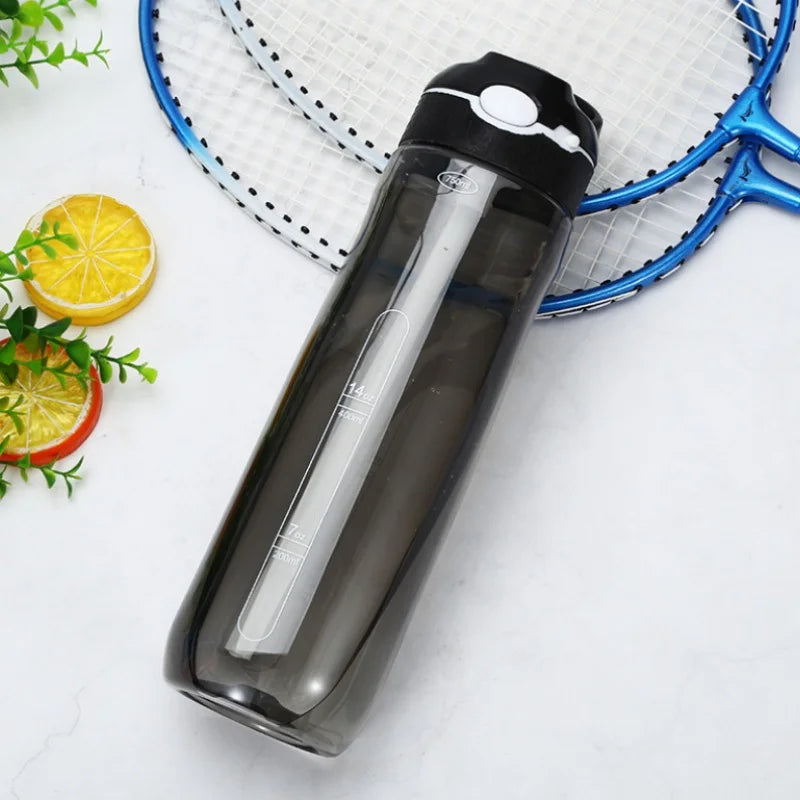une Bouteille d'Eau noir avec raquette de badminton 