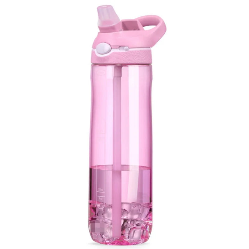 une Bouteille d'Eau Rose avec paille