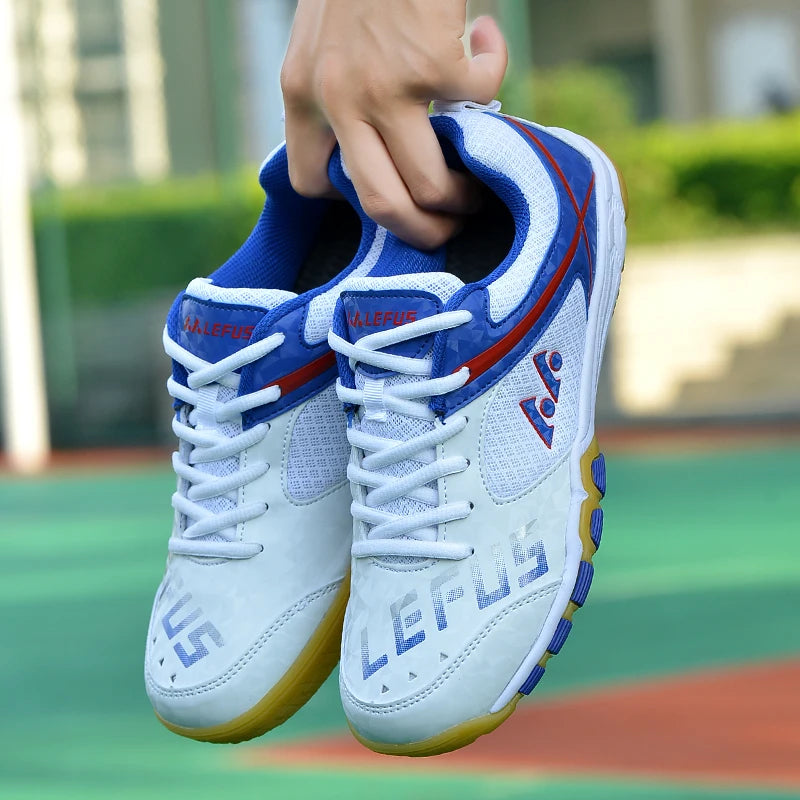 deux Chaussures de Badminton et tennis blanc, bleu et  rouge