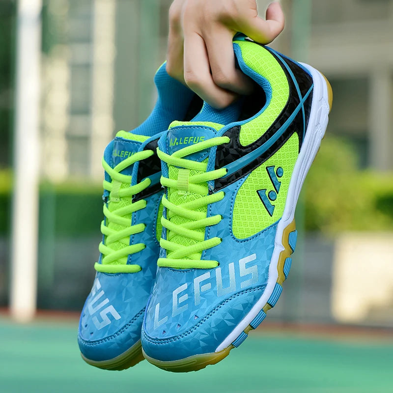 Deux Chaussures de Badminton et tennis vert avec lacets jaune