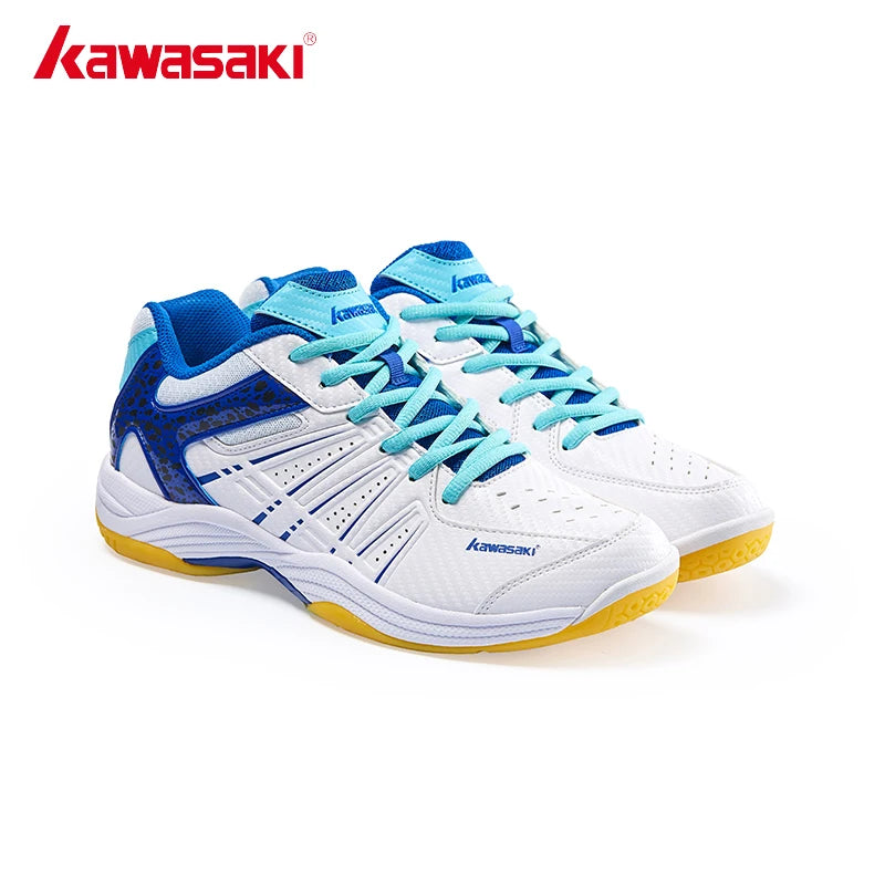 Deux Chaussures de badminton blanc et bleu et lacet bleu