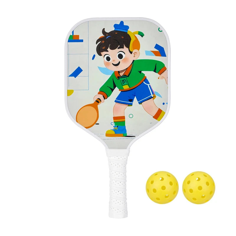 Raquette Pickleball Enfant -image garcon habiller en vert , raquette blanche et deux balles jaunes - sprot vitals